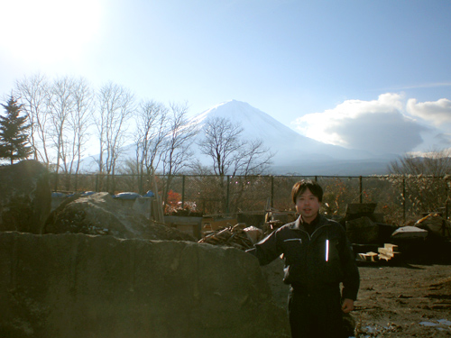 雪化粧した富士山と溶岩の原石