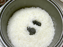 炊飯器に溶岩ボールを入れてご飯を炊くだけでふっくら炊き上がります。