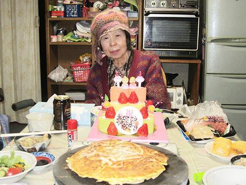 誕生日はケーキと溶岩プレートで