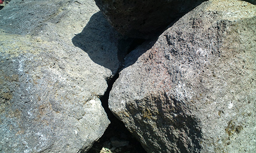 静岡の溶岩石と山梨側の溶岩石