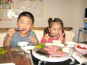 お客様からいただいた溶岩プレートを使用した食卓風景